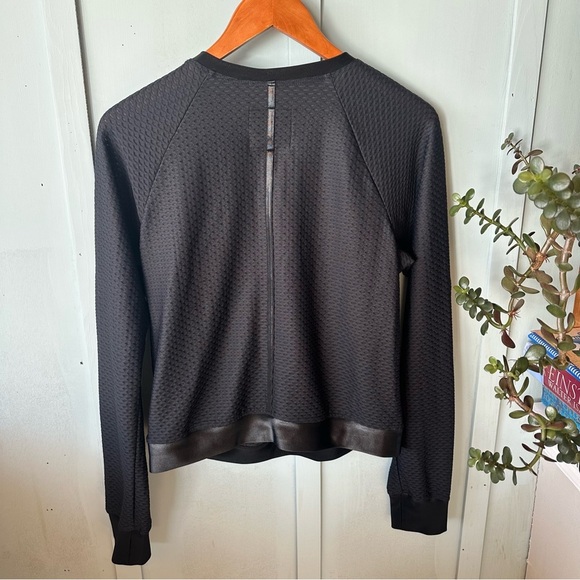 NWT Koral - Sofia Mesh Pullover In Black Sz
S Koral Sofia Netz Pullover - Picture 9 of 9